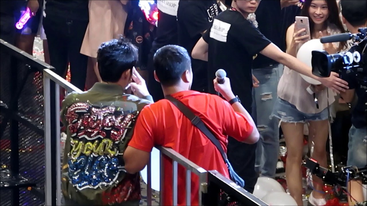 周杰倫親自下台與歌迷合照-點歌『彩虹』