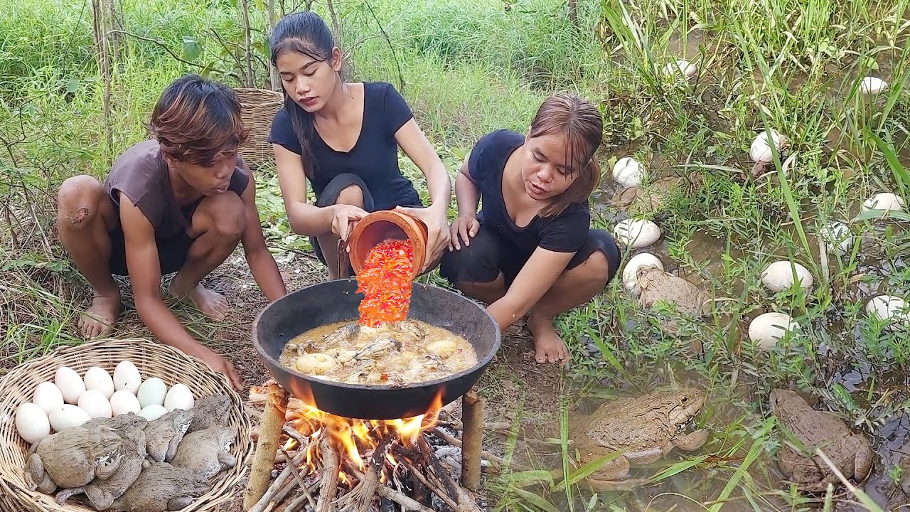 Survival in the rainforest, Catch frog and Pick egg for food, Frog curry tasty with egg for dinner