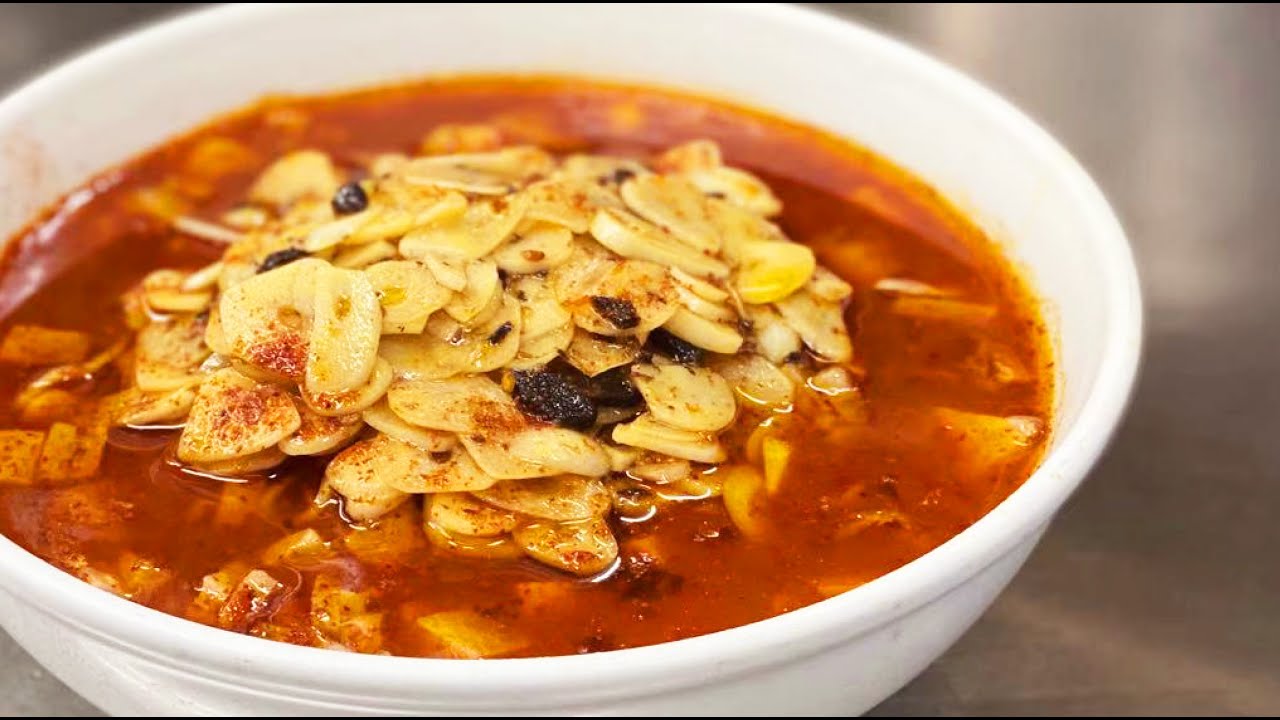 100万のニンニクの上に俺は立っている【にんにく味噌ラーメン】Super garlic miso noodles.（ガリハラandガリテロ）