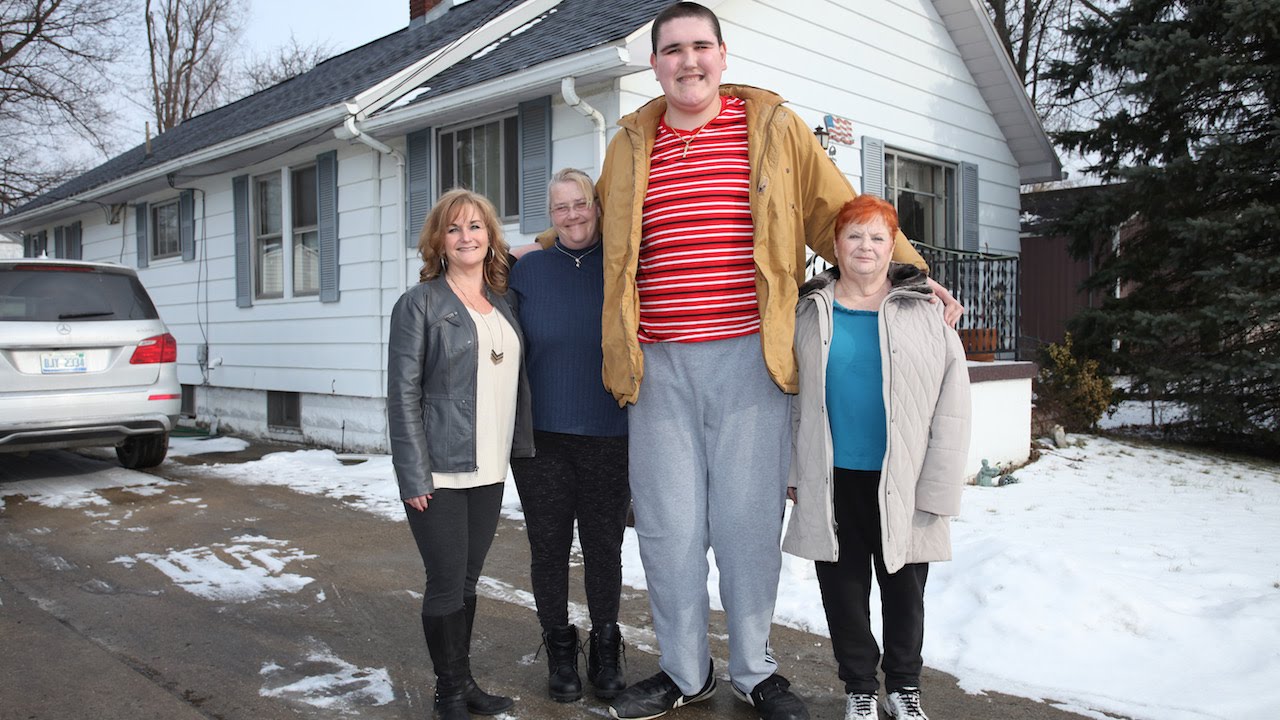 The 7ft 8in Teen Who Can’t Stop Growing