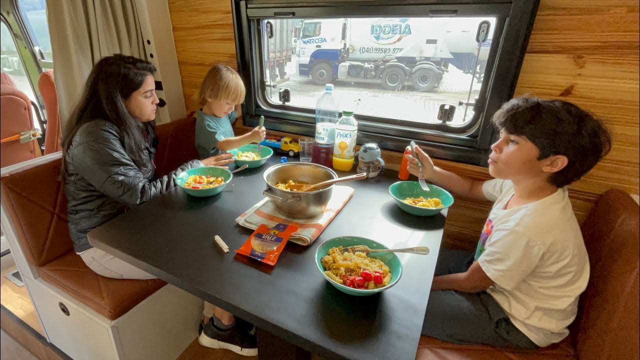 Dia 10 Morando em um ônibus motorhome viajando pelo Brasil