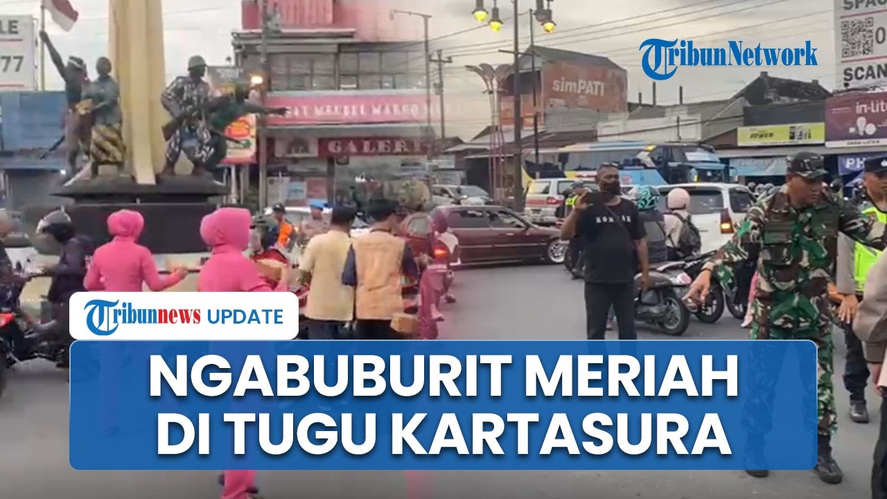 Keasyikan Warga Nikmati Takjil Gratis dan Hiburan Pentas Musik di Tengah Arus Mudik Tugu Kartasura