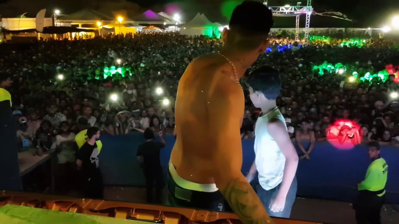 HUNGRIA HIP HOP PEGA FÃ CHORANDO EMOCIONADA E SEGURA NO COLO