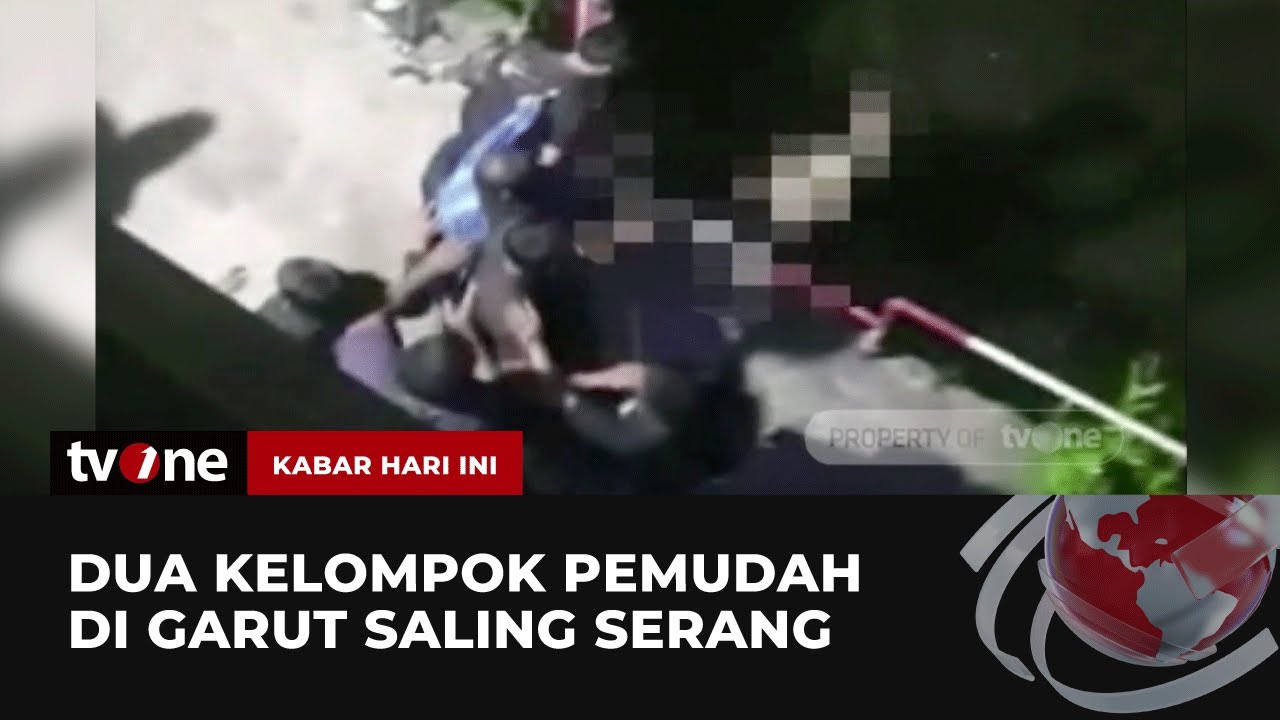 Dua Kelompok Warga Bentrok di Garut, Ketua RW Sampai Tercebur ke Sungai dan Terluka | tvOne