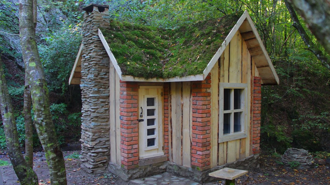 Bushcraft Lodge. House in the woods for Survival