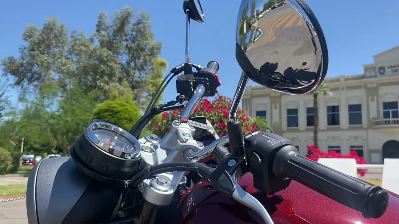 Moto Honda CB350 C. Dos semanas en circulaci&oacute;n. Fondo edificio de Rector&iacute;a UABC Mexicali.