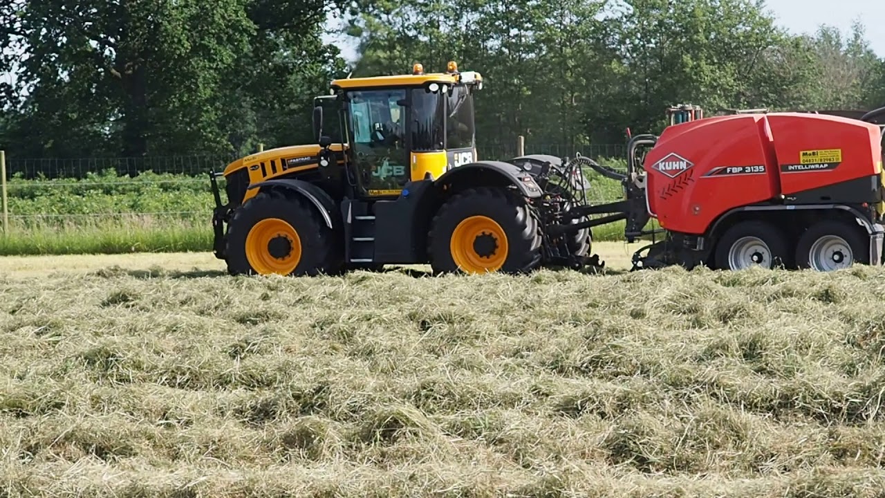 Zwei JCB 4220 mit Kuhn FBP  3135 presswickelkombi