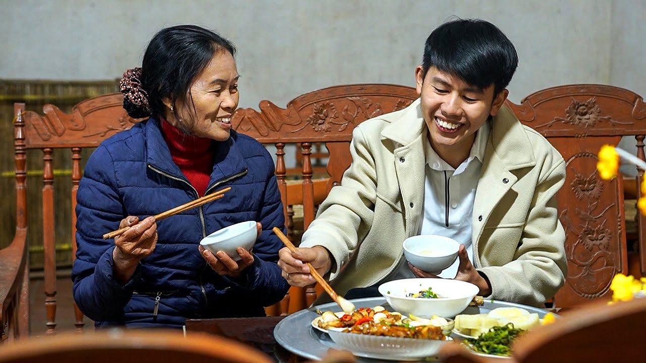 Bữa cơm ngày giáp Tết, Mẹ nấu nhiều món ngon chờ con về, xem video là thấy nhớ nhà!