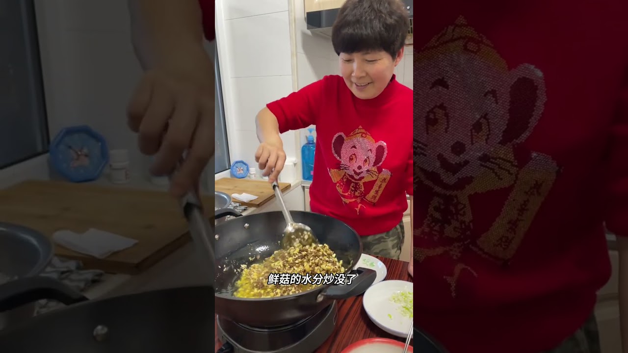 婆婆的自制牛肉酱真的太好吃了，搭配火锅蘸料，吃的很过瘾。#东北农村生活 #人多吃饭就是香 #东北猫冬生活 #纯手工牛肉酱 #吃火锅