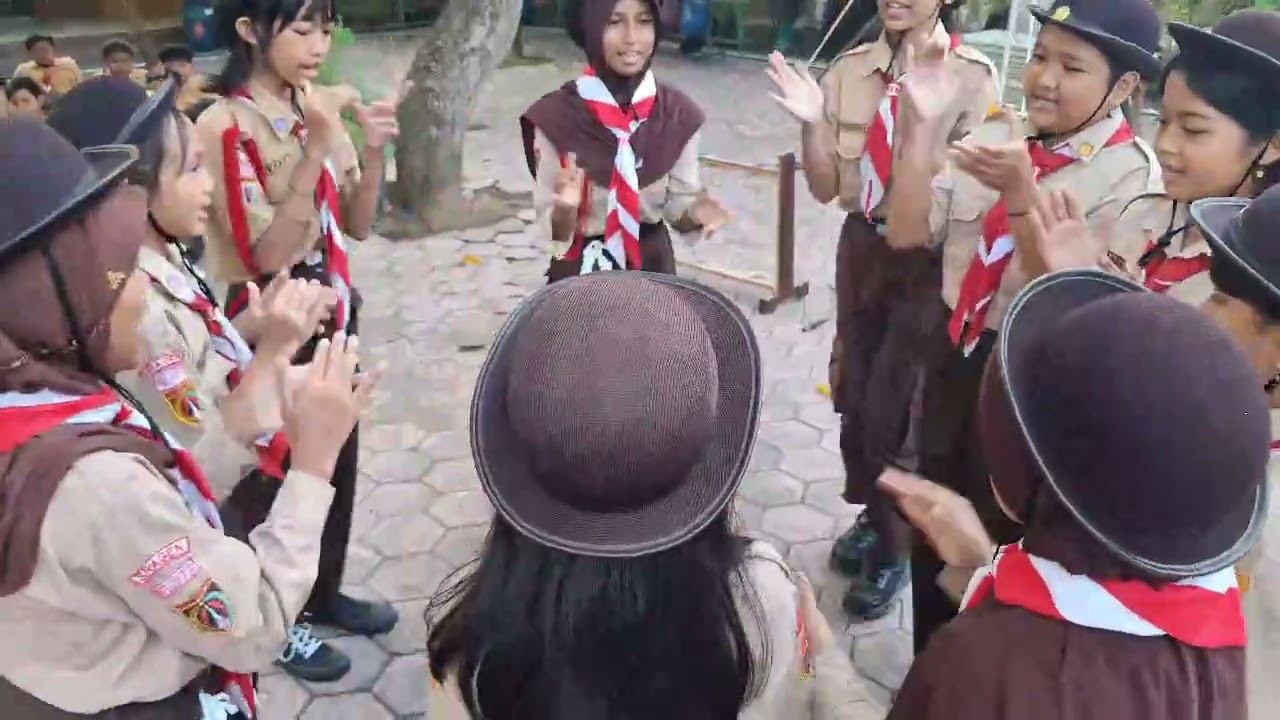 Dahlia squad, semangat dan solid! // Zel regu dahlia, kita berani dan berprestasi!