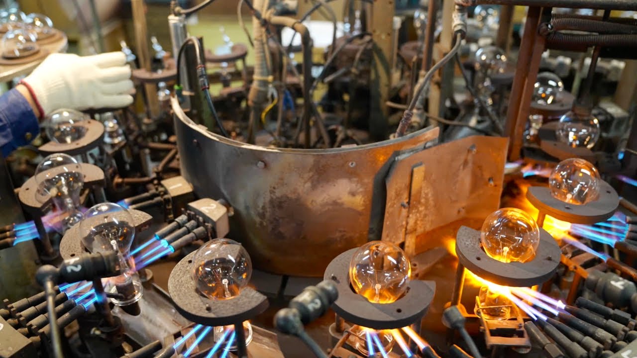 Процесс изготовления лампы накаливания. Старая фабрика по производству лампочек в Японии.