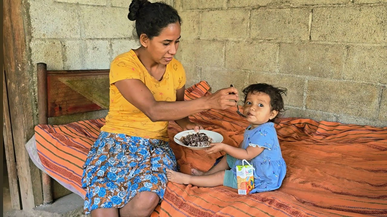 En Medio de la Pobreza Le dio Desayuno A Su Bebe