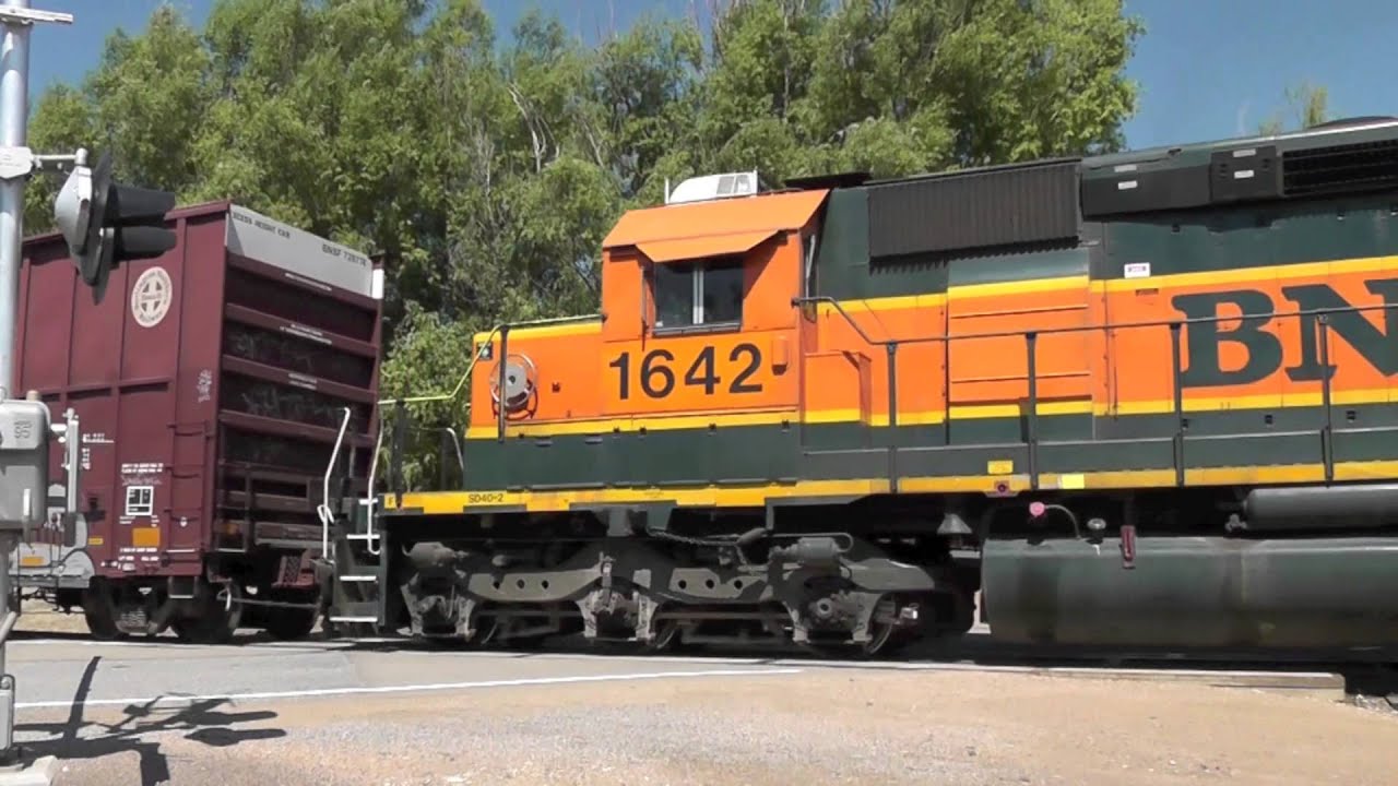 BNSF 1978 Switches and Meets BNSF 7220 at Highland
