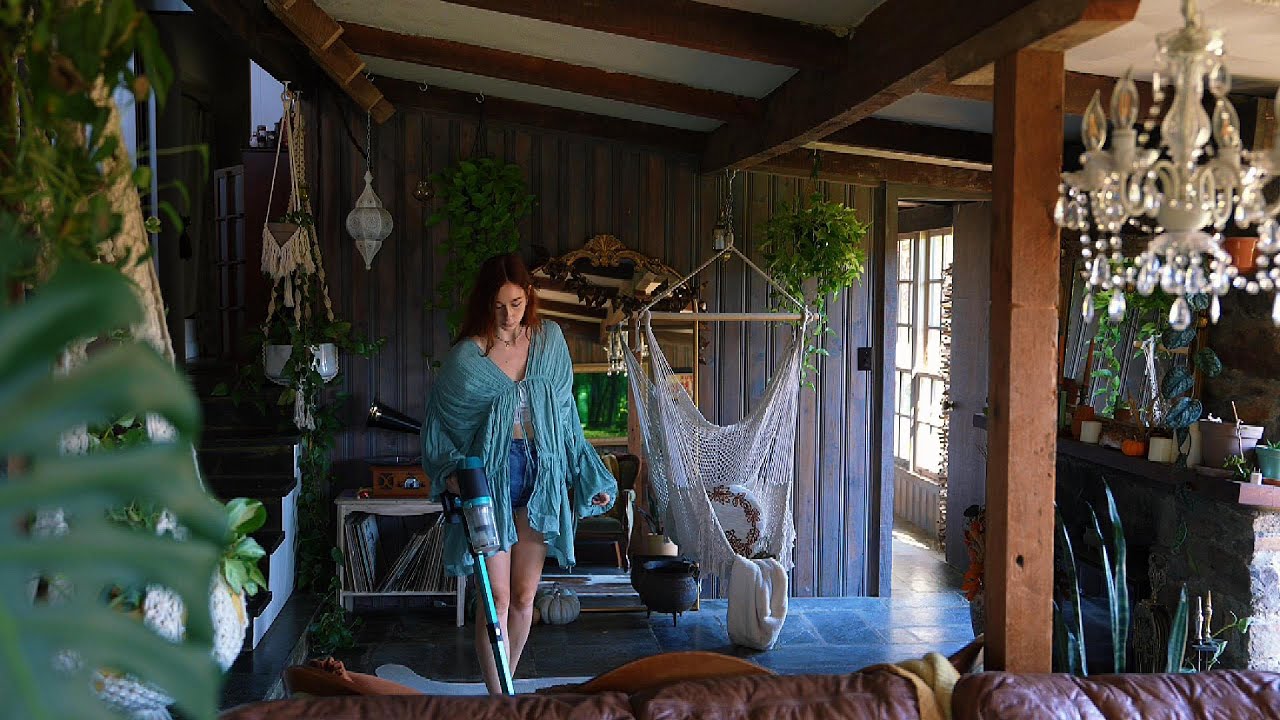 Organizing my hundred year old barn cottage | A cozy cleaning vlog🧹✨