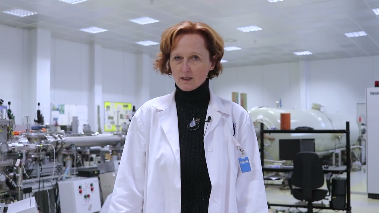 Prof. Anna Macková o urychlovači Tandetron, účasti ÚJF na projektu AMULET (zdroj Academix Revue)