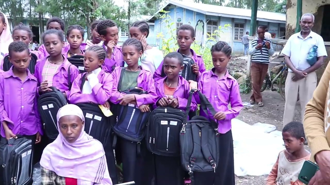 ዮሪካ ፕሮጀክት ለቆላድባ አካል ጉዳተኞች ተማሪዎች የትምህርት ቁሳቁስ ድጋፍ ሲያደርግ