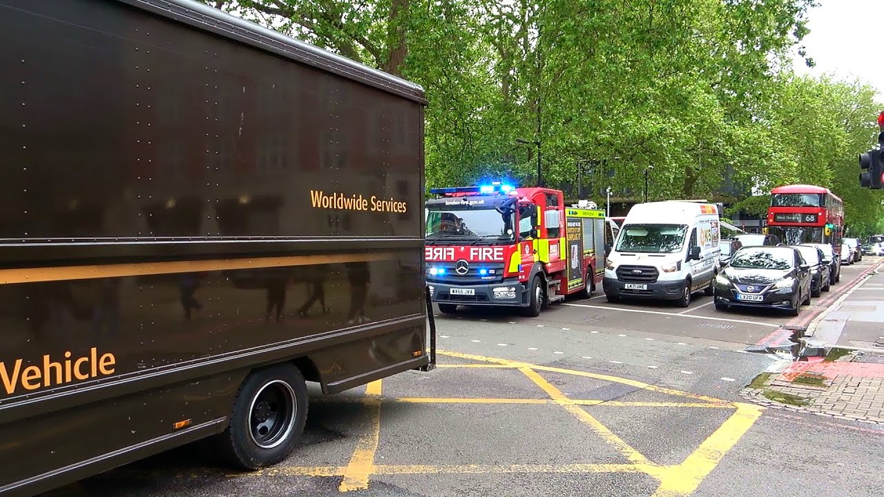 Driver training Fire appliance gets stuck in heavy traffic in Euston