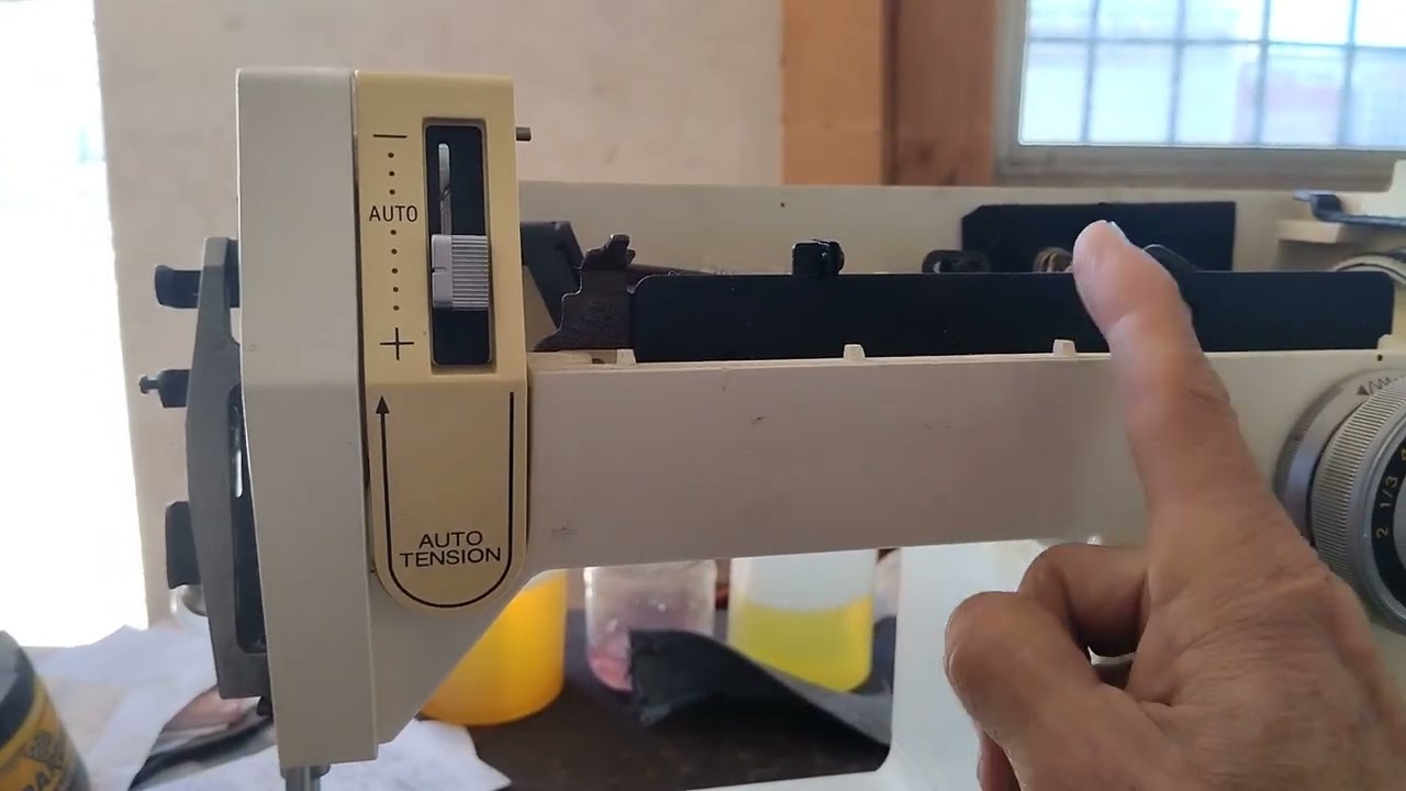 Máquina Singer Merritt 6233. Tiempo, paso de hilo, bobina dañada.