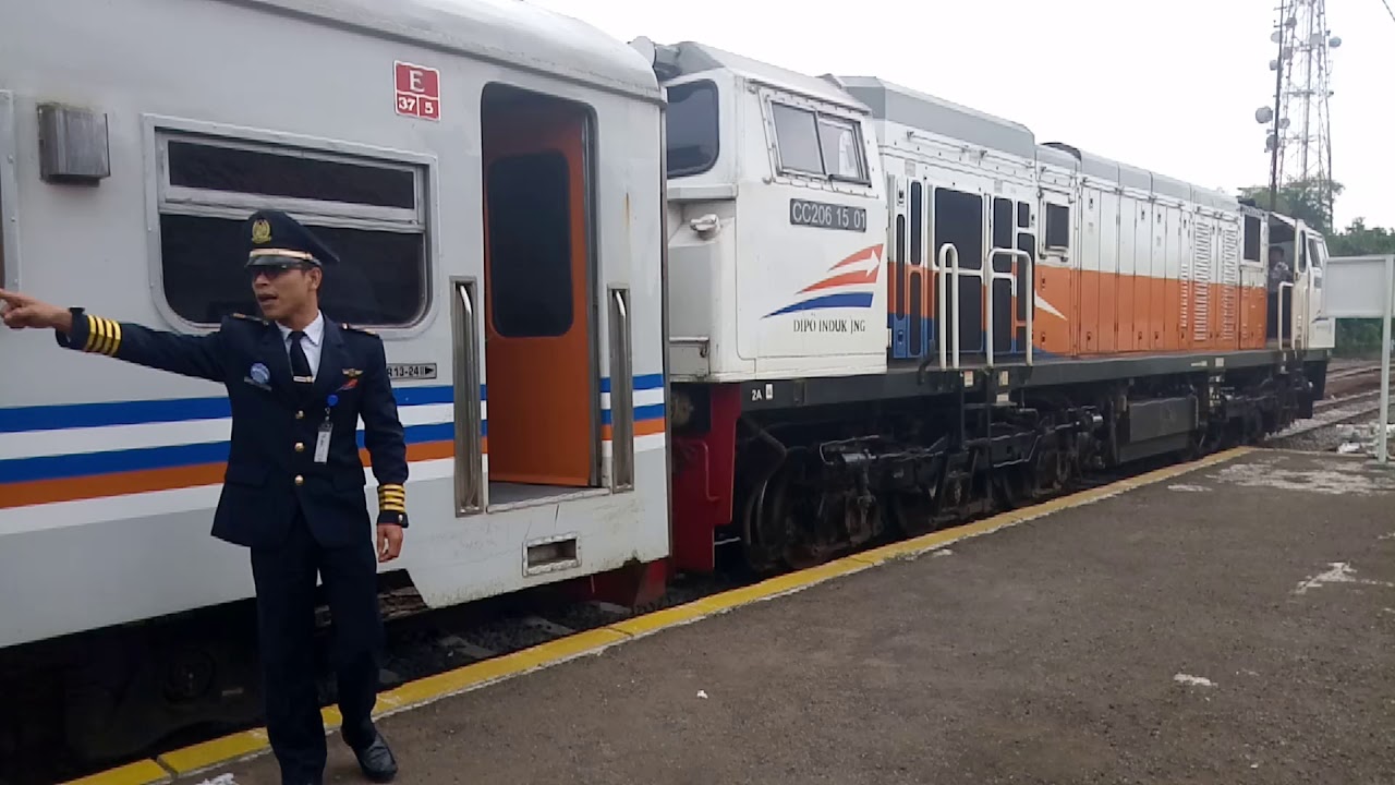 Tunjuk sebut dan Aksi kondektur muda saat keberangkatan KA.Siliwangi.