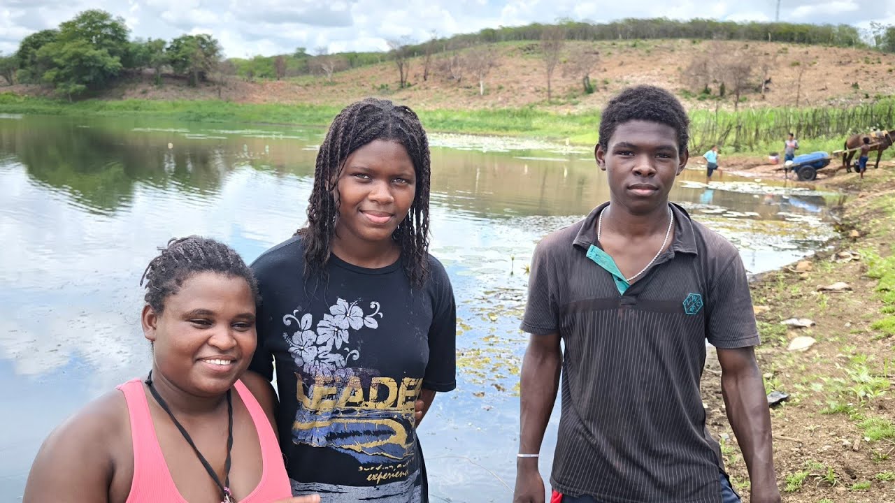 BIA E FAMÍLIA NO AÇUDE PARA LAVAR ROUPA E TOMAR BANHO VIDA SIMPLES NO SERTÃO NORDESTINO.