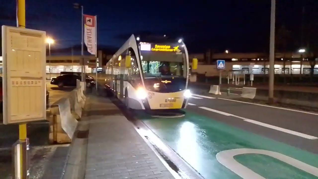 Ring Tram Bus arrives (de Lijn line 820)