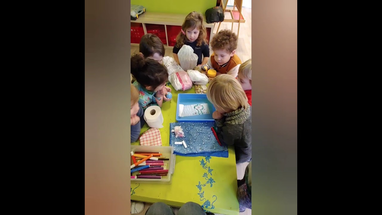 Experimenteren met water, stiften en keukenpapier