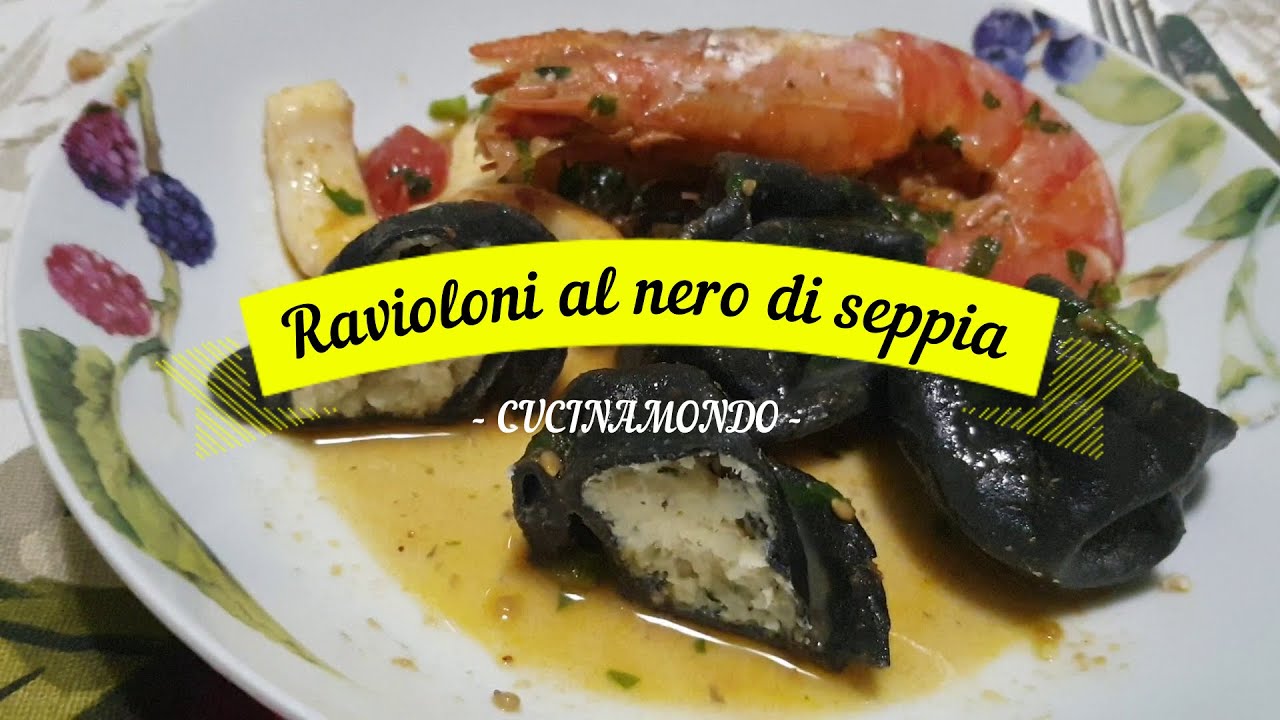 Ravioloni al nero di seppia ripieni di pesce.