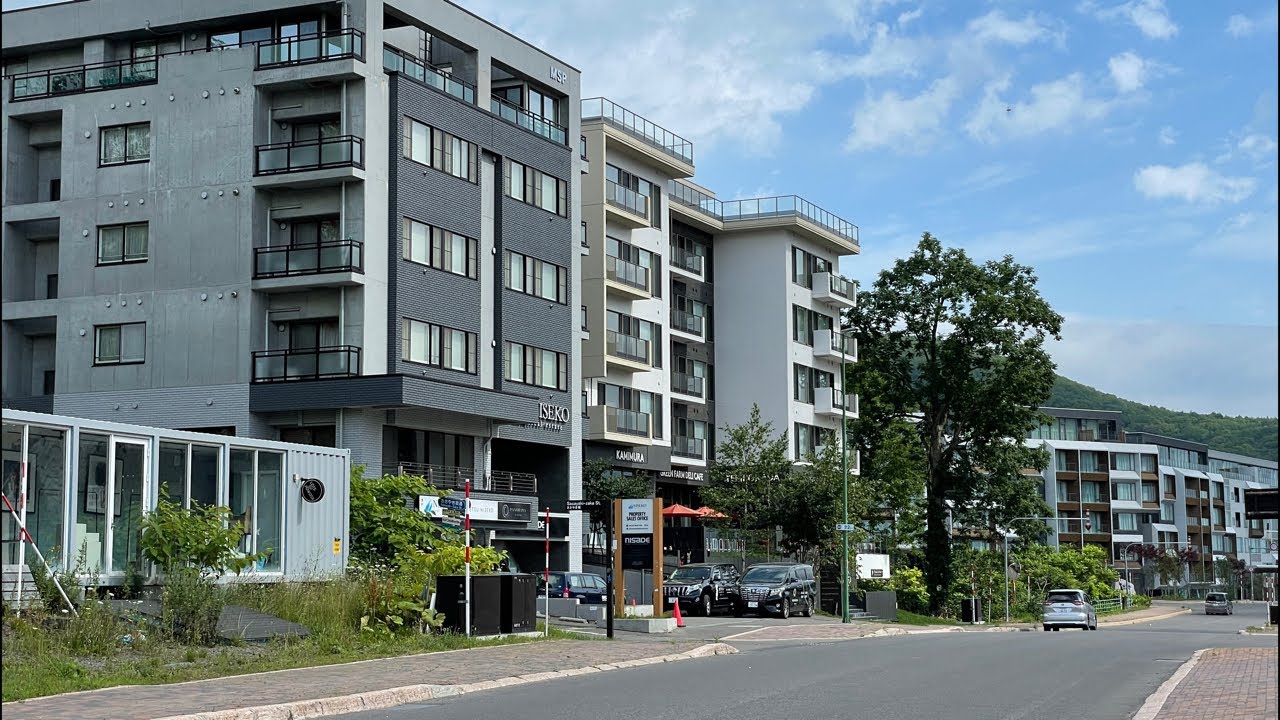 Niseko’s Hirafu Hotel Row Morning Walk