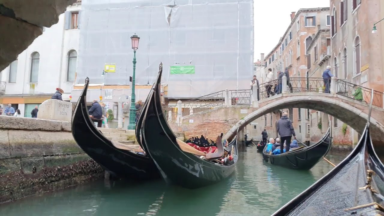 A Short Gondola Ride In Venice, Italy in 4K 🛶 | Venice As It Should Be Seen