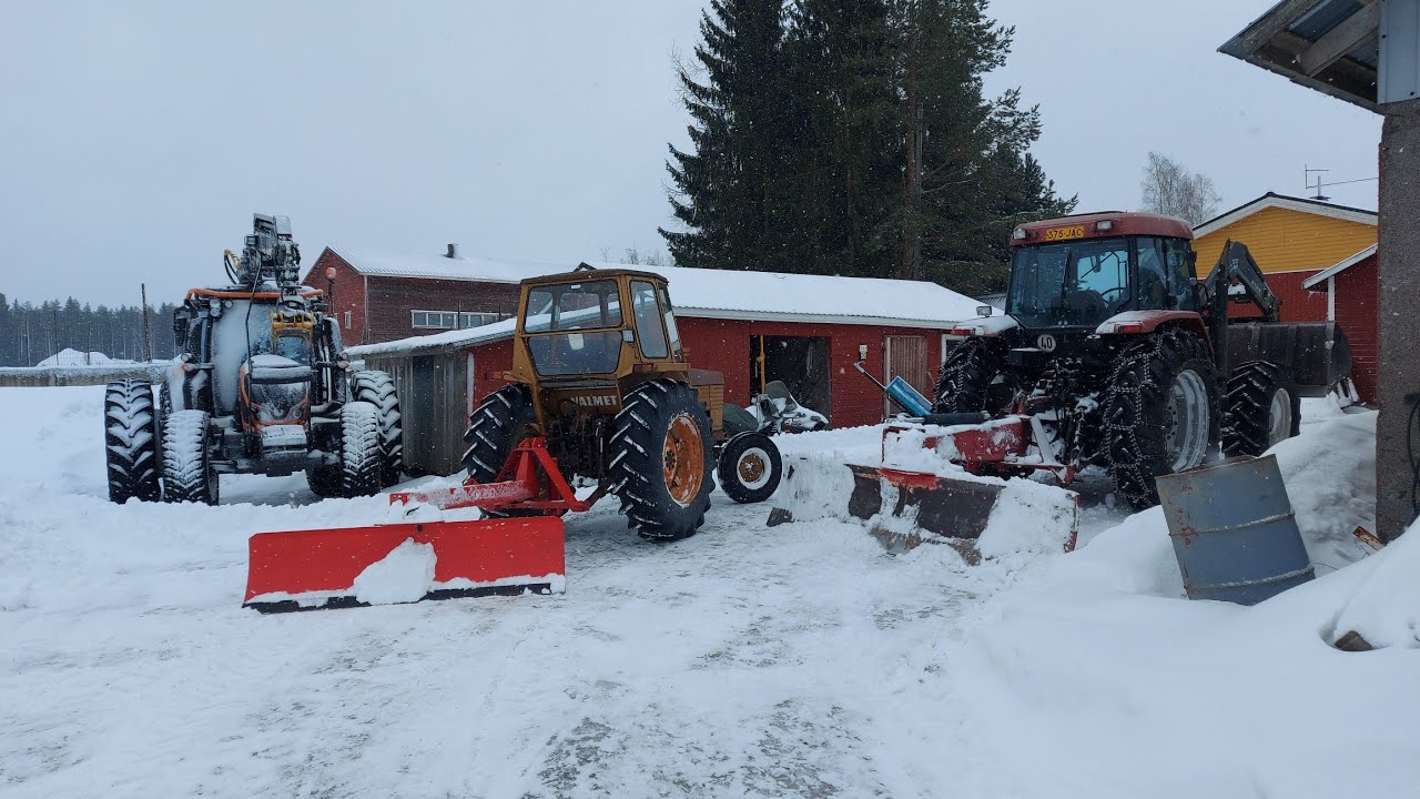 Lumimyräkässä lumitaistelua Valmet 502 ja Vama 210