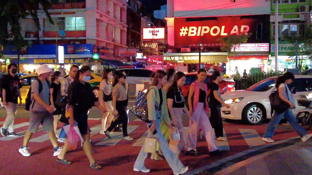 4K 🇹🇭 Walking in Bustling Downtown Bangkok | Silom and Sala Daeng