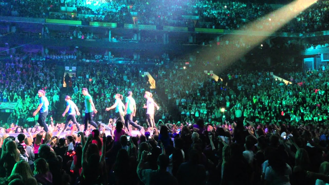Justin Bieber - Beauty And A Beat (LIVE)
