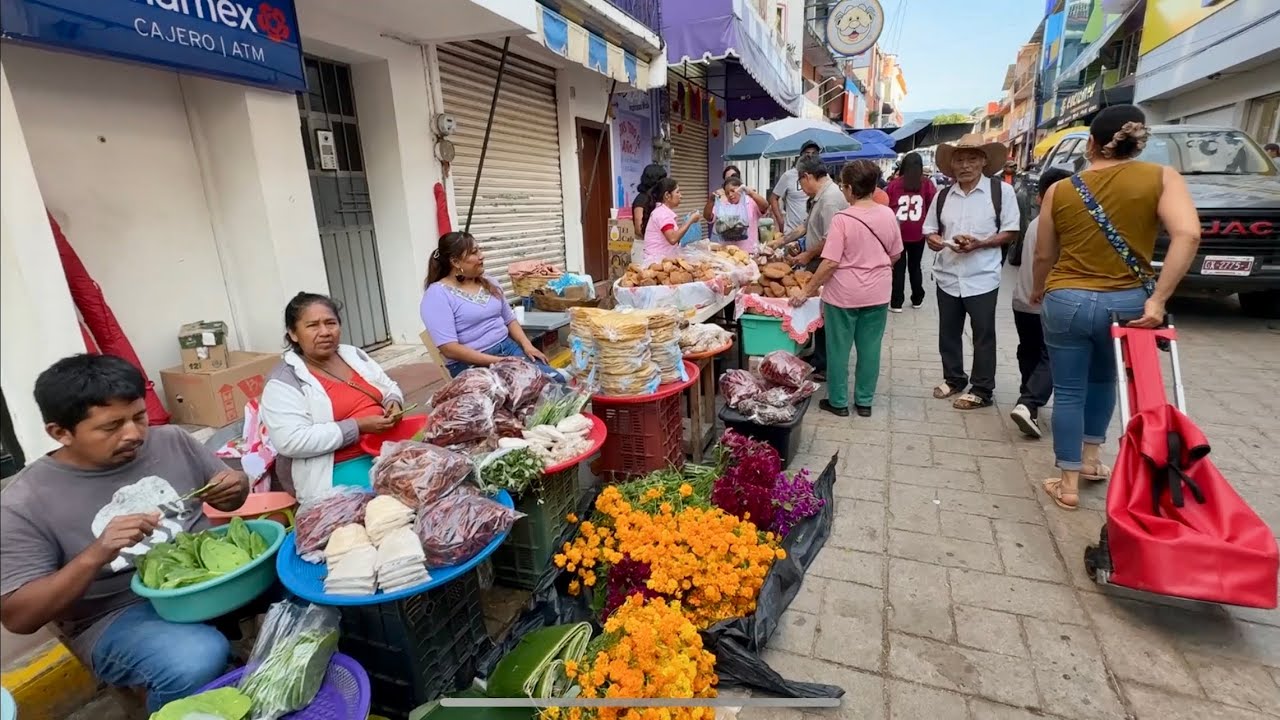 Así es la plaza en el día de todosantos en Putla Oaxaca #mexico  #tradiciones 