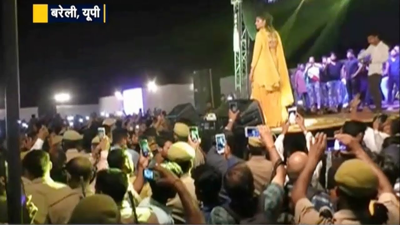 यूपी के बरेली में सपना चौधरी के कार्यक्रम में मशगूल दिखे पुलिसवाले