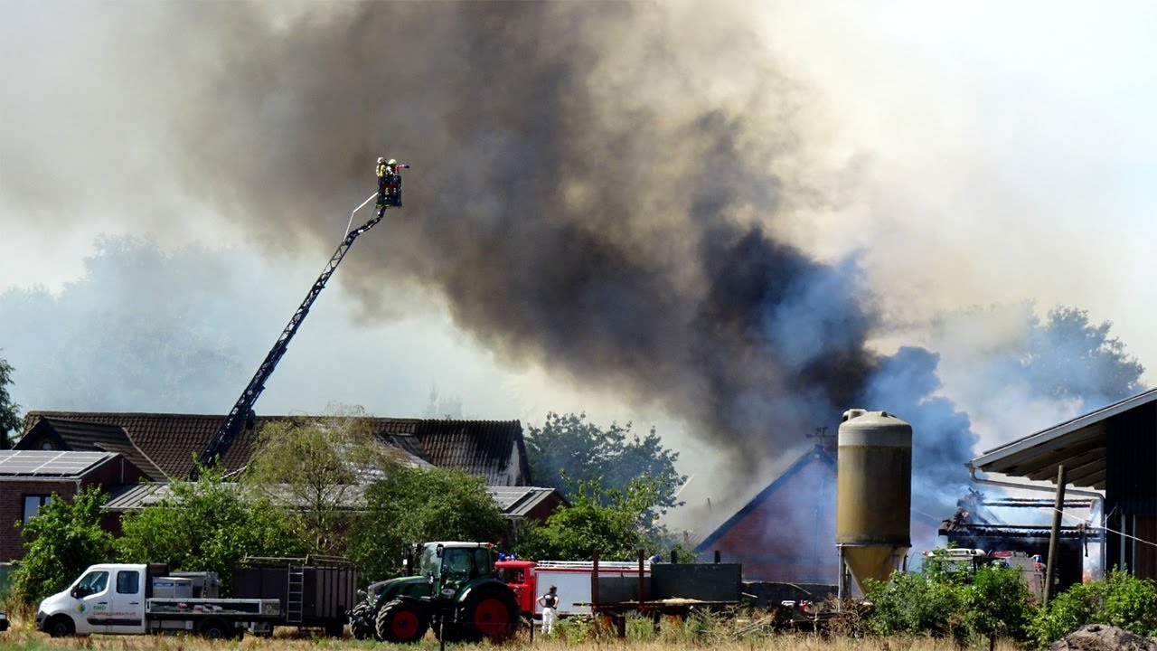 Grossbrand auf Hof Slütter in Bocholt - Feuerwehr löste Sirenenalarm aus