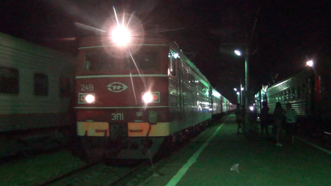 Электровоз ЭП1-249 с поездом №491 Казань — Адлер