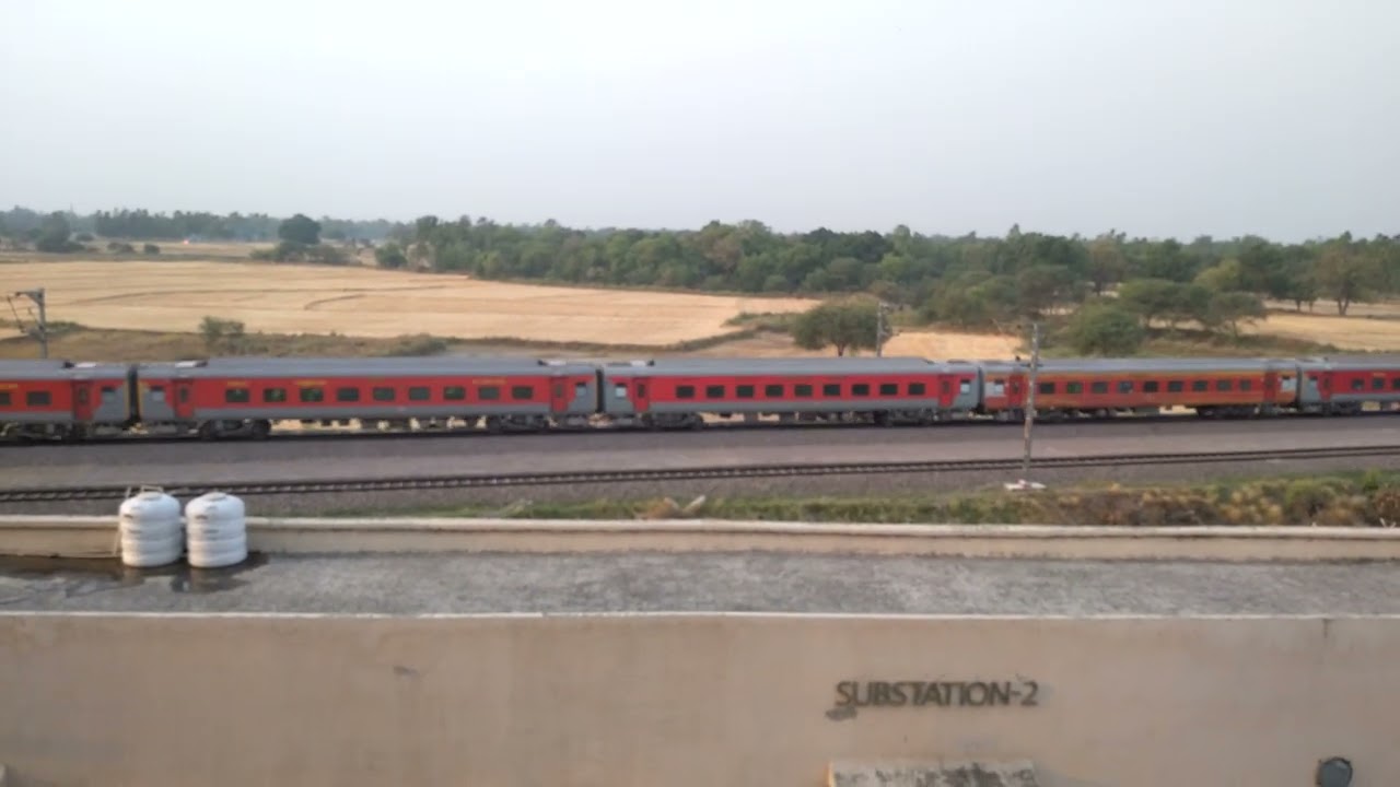 14003 Malda Town-New Delhi Express passing Jais