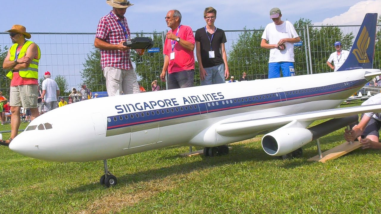 AMAZING RC AIRLINER AIRBUS A340 SINGAPORE AIRLINES IN FLIGHT DEMO*RC PLANE AIRBUS