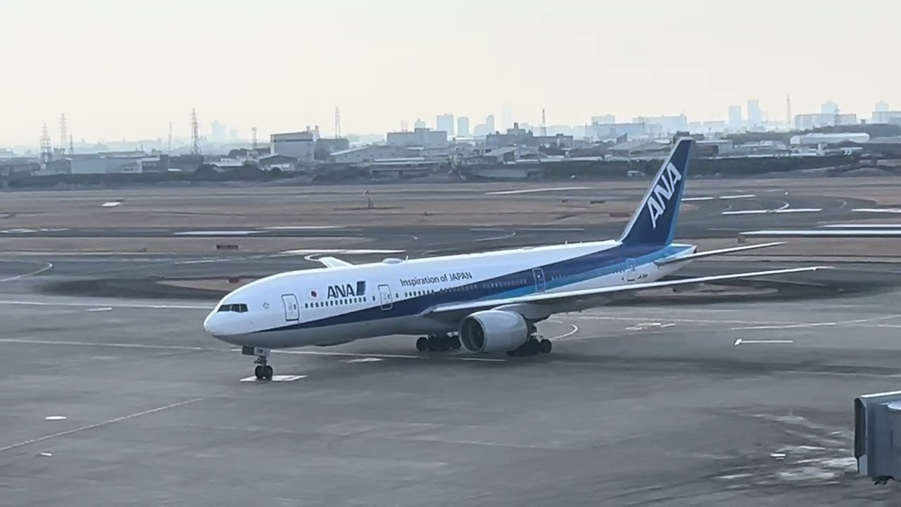 伊丹空港　ANA 19便　ボーイング777-200ER JA716A
