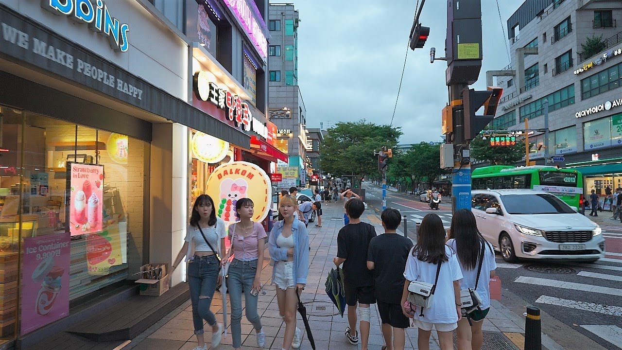 Food alley in front of Hanyang University at Wangsimni, after the rain stops | Seoul Korea 4K HDR
