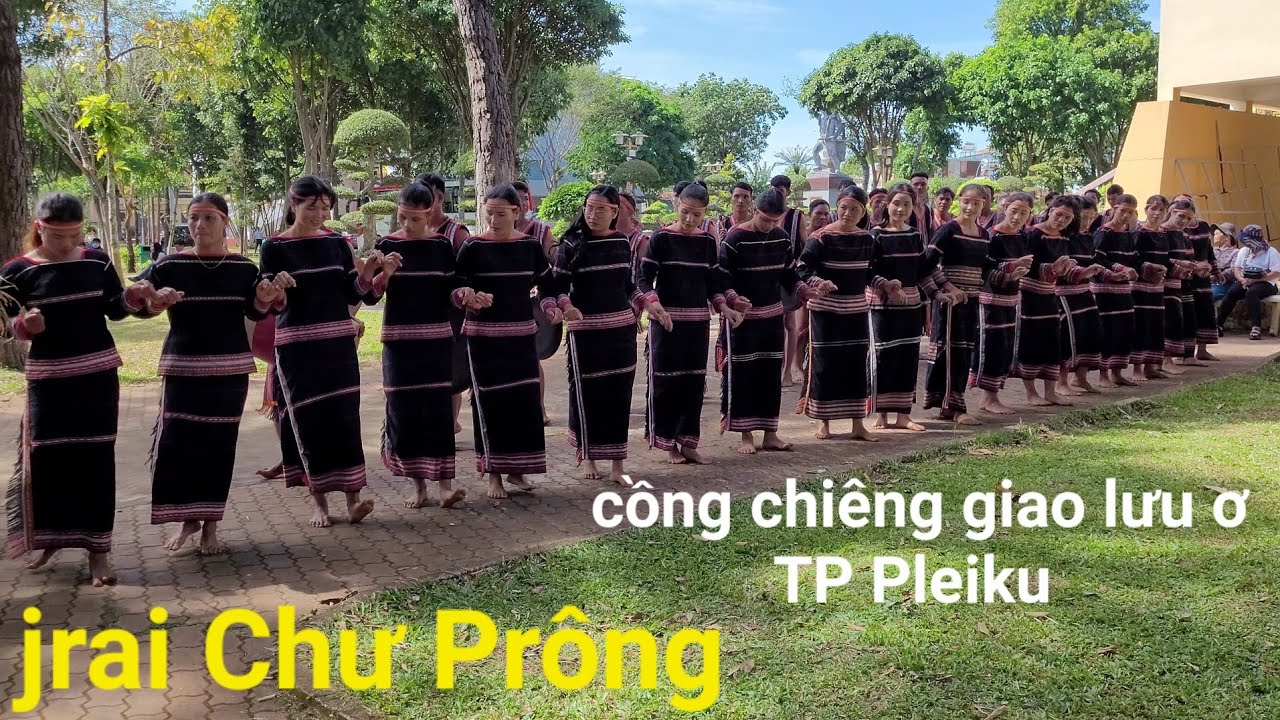 cồng chiêng phối hợp với tiếng đàn nghe lạ và hay của đoàn làng Okly xã ia Tôr. huyện Chư Prông.