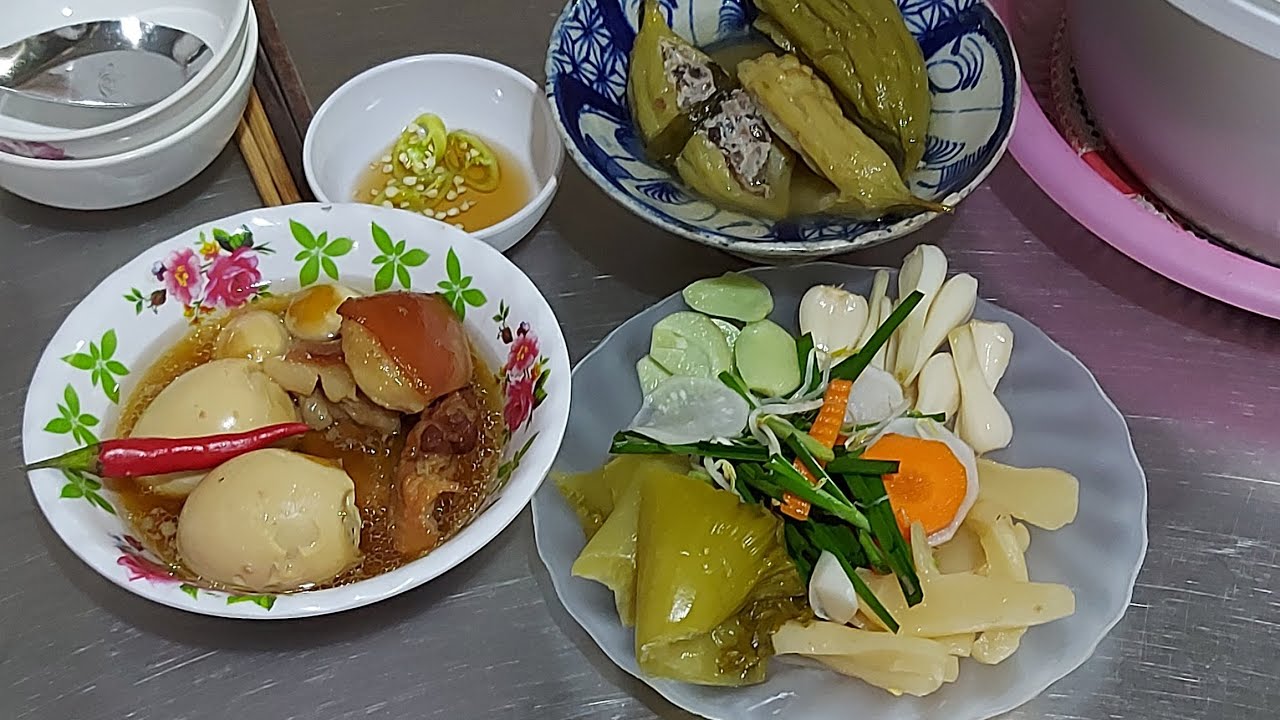 Mùng 2 tết ăn cơm thịt kho trứng và cải chua củ kiệu cực ngon luôn 