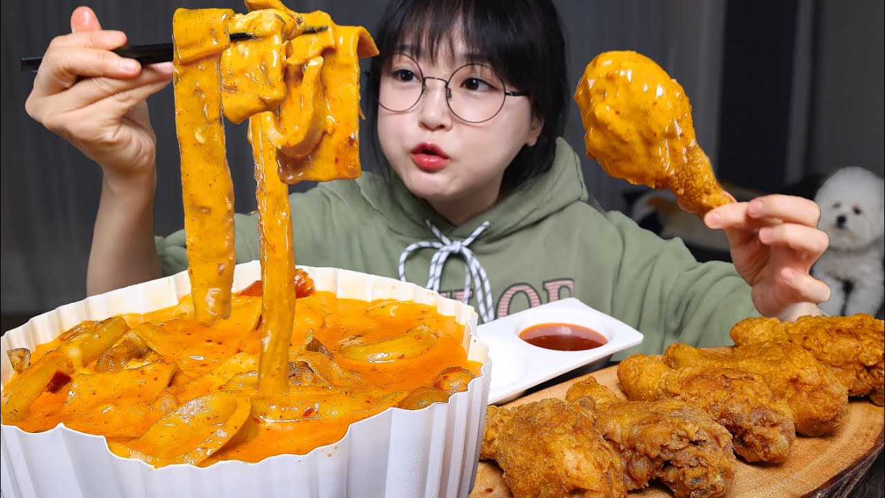 Мала розовое ттокбокки и хрустящая жареная курица🧡🍗Mukbang ASMR