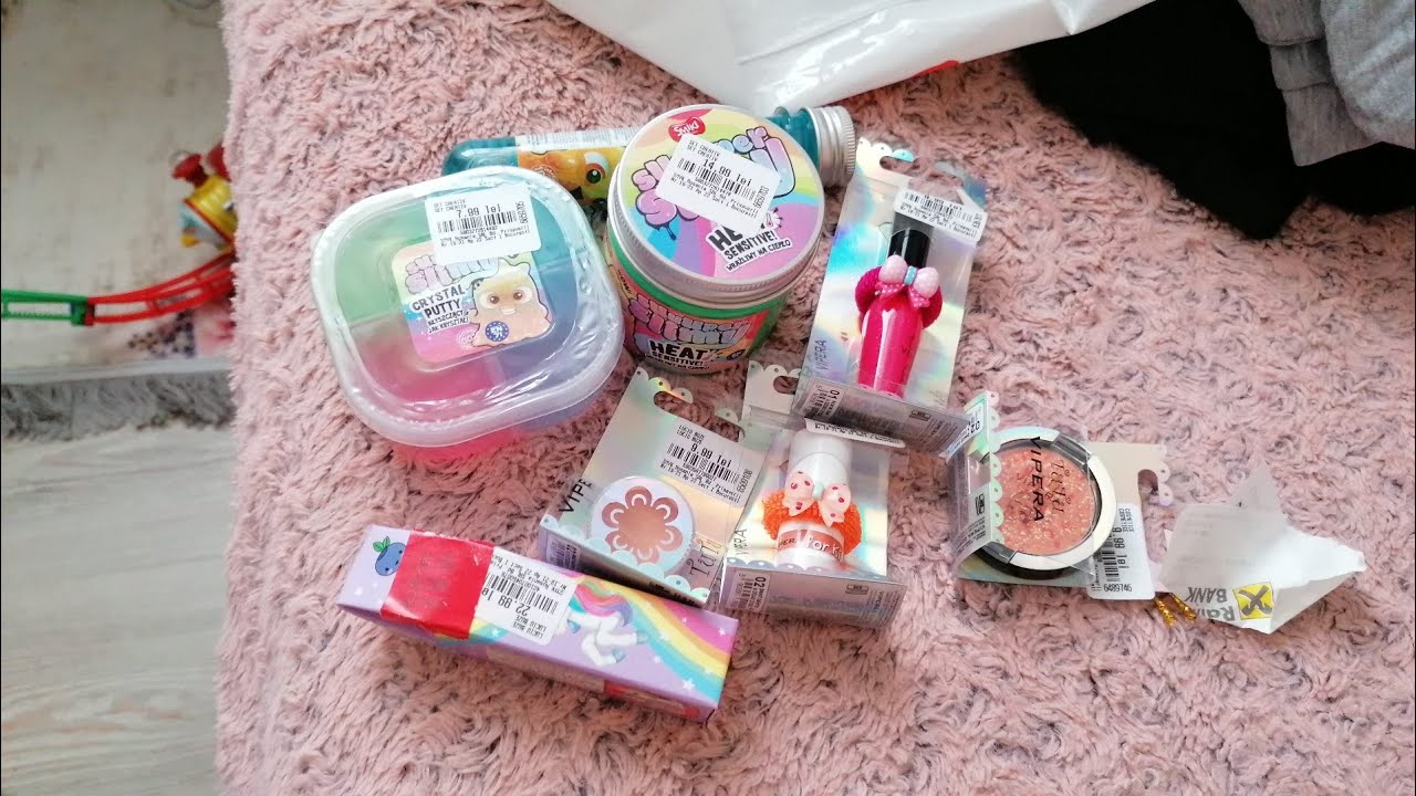 Selena testează produse cosmetice pentru copii!