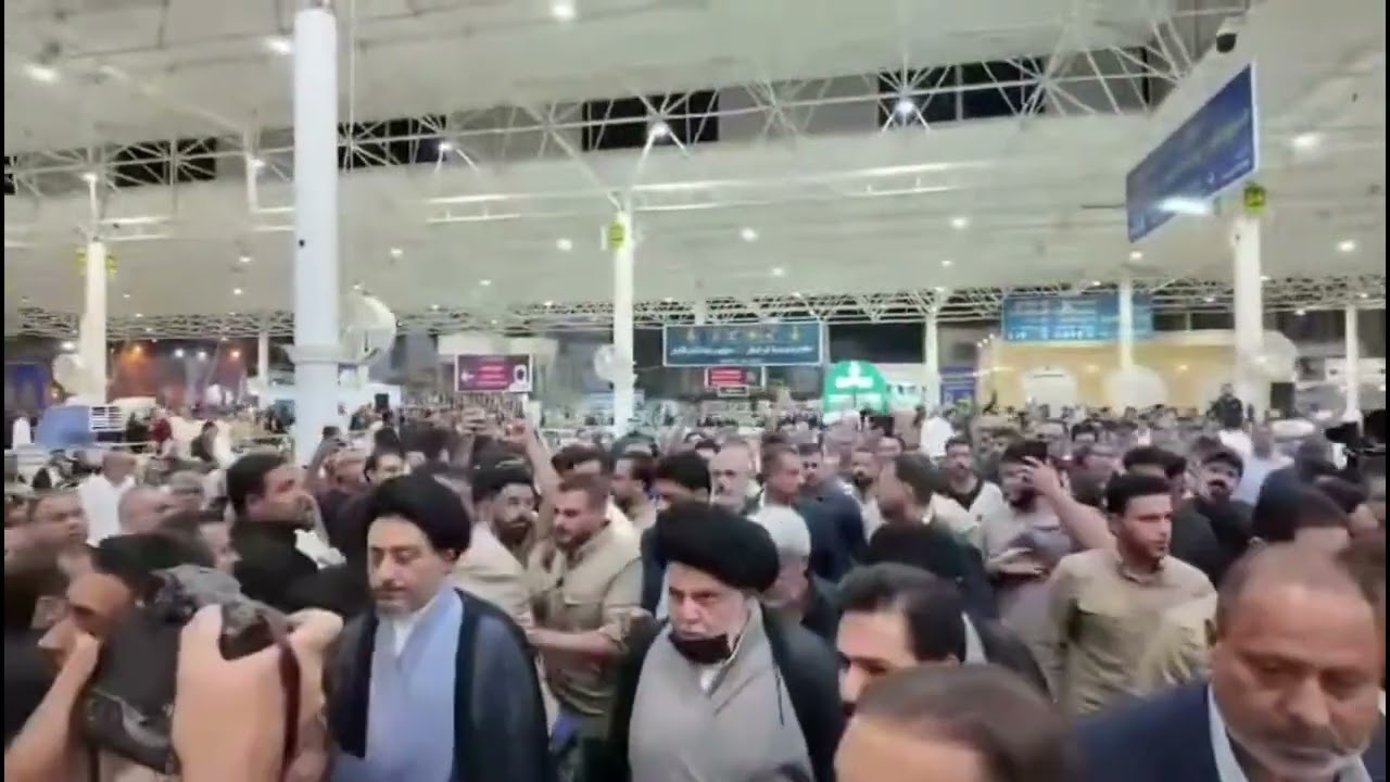 السيد مقتدى في مجلس عزاء زوجة السستاني 