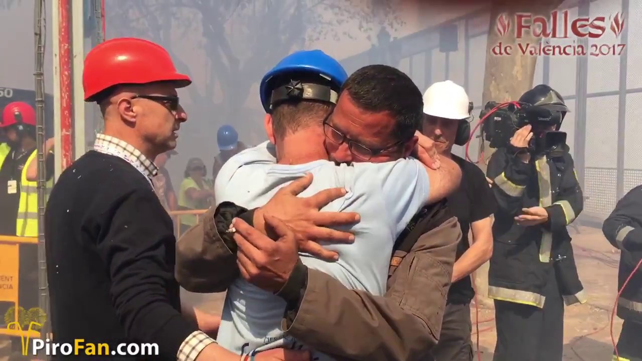 Mascletà 19 Marzo Fallas 2017 Hermanos Caballer junto a los pirotécnicos
