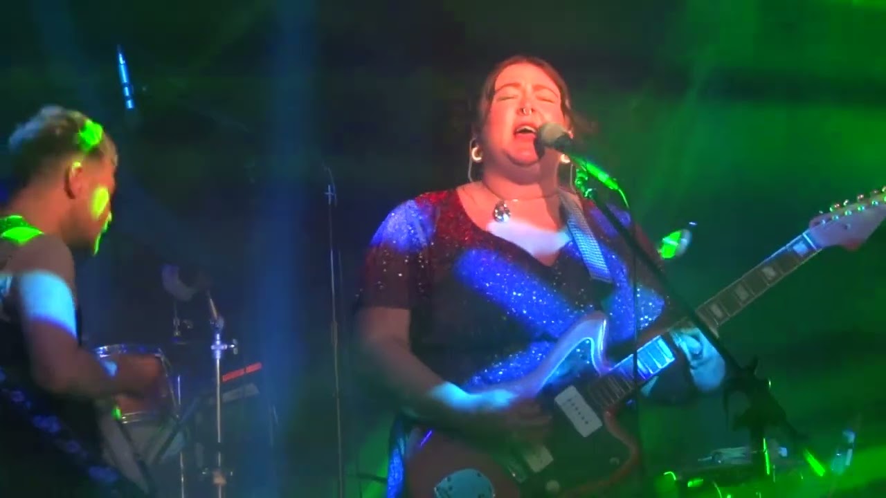 Adwaith - Solas, live at the Neuadd Ogwen, Bethesda 08.02.2025