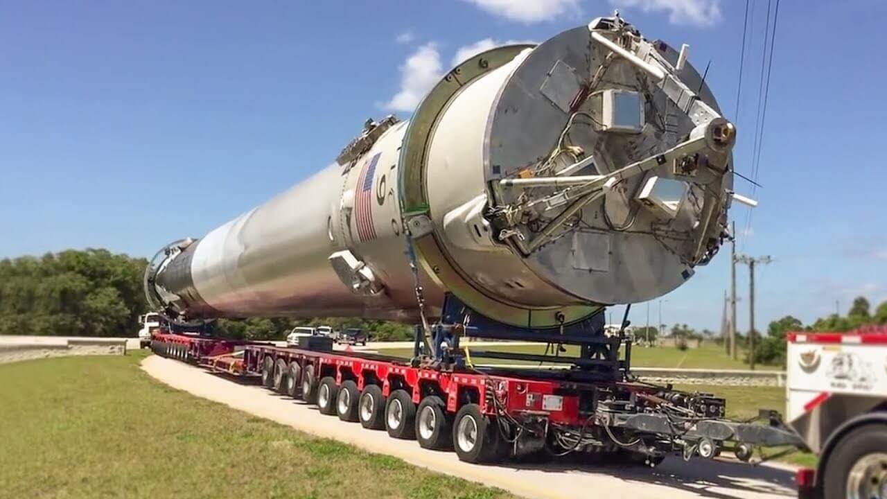 Как SpaceX перевозит Falcon 9?