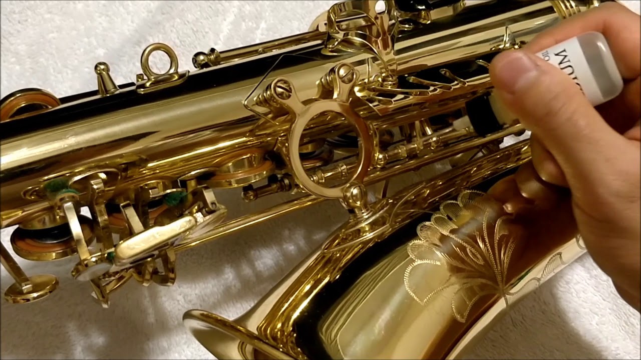 Oiling a saxophone