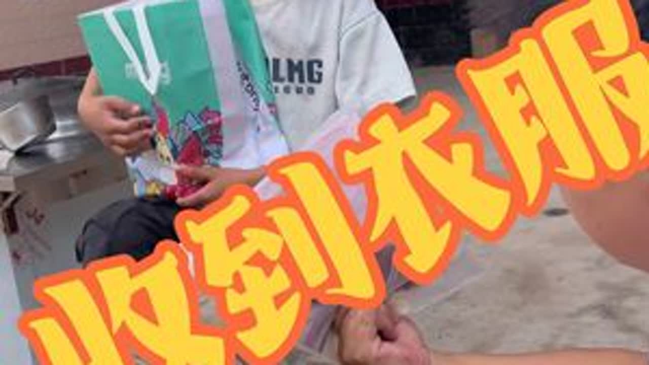 天热吃个凉面条，收到直播间送的衣服开心坏了……#我的乡村生活 #农村生活 #农村美食